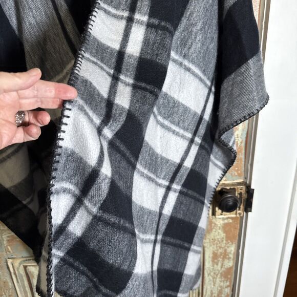 Woolrich Blanket Wrap Shawl Womens One Size Black Plaid Cozy - Picture 3 of 6